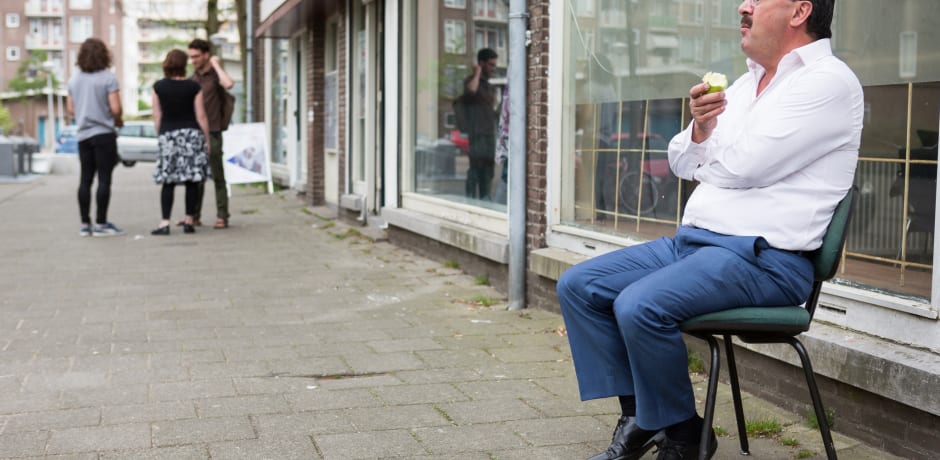 Een bewoner van de Bernard Loderstraat, naast de buurtbalie van BOOT